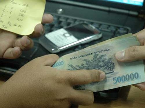 Thiêu thân theo trái bóng