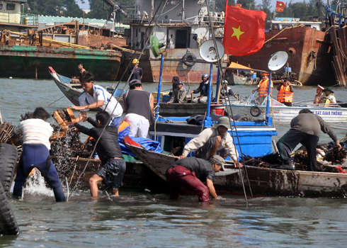 Chìm phà ở cửa biển, một thai phụ thiệt mạng