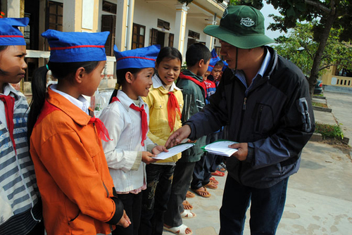 Xén tiền cứu trợ để… tiếp đoàn cứu trợ