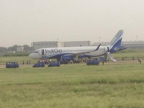 Máy bay chở 154 người bốc khói khi hạ cánh