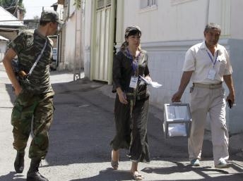 Kyrgyzstan: Tổ chức trưng cầu dân ý về hiến pháp mới