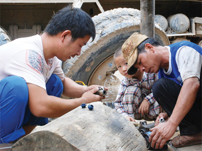 Lao động nước ngoài không phép: Ban quản lý tiếp tay, chính quyền không biết
