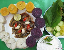 Mặn mà gỏi cuốn mắm sống khoai lang