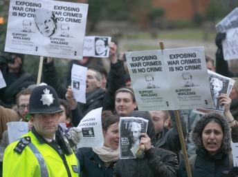 Sáng lập viên WikiLeaks vẫn ngồi tù tại Luân Đôn