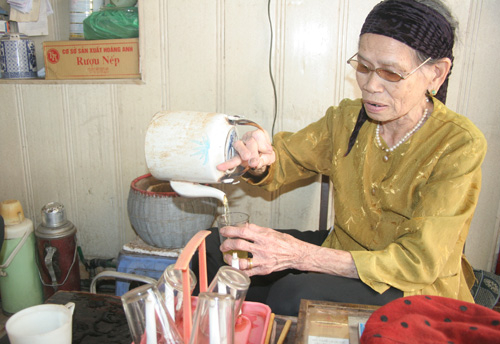 Những nghề "thời bao cấp" ở HN: Ơi một thời xốp, gai...!