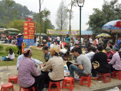 Nhiều dịch vụ “hốt bạc” tại lễ hội Đền Hùng