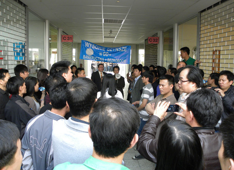 Tiểu thương tại trung tâm GD tiếp tục biểu tình.