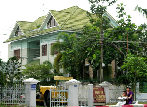 Giàu nhanh và bất ổn từ đất