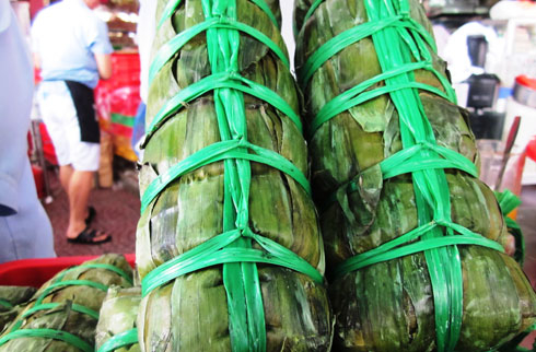 Bánh chưng, bánh tét mòn mỏi chờ người mua