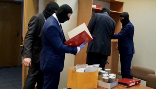 „Tôi cho chi phí – Tôi bán hóa đơn” và rửa tiền. CBA đã bắt giữ hai phụ nữ