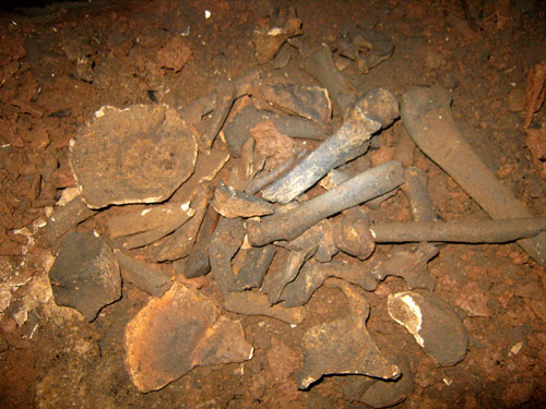 Cuộc gom xương rùng rợn và hành trình xuống cõi "âm ty"