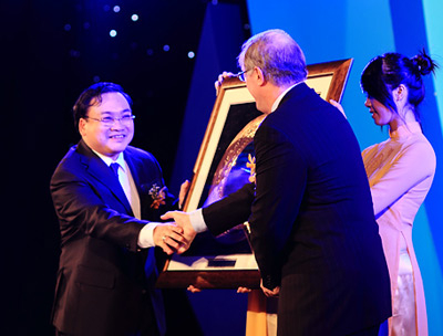 Intel khai trương nhà máy chip 1 tỷ USD tại VN