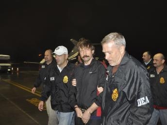 Thủ tướng Thái bỏ chuyến thăm Nga vào lúc căng thẳng về vụ Viktor Bout