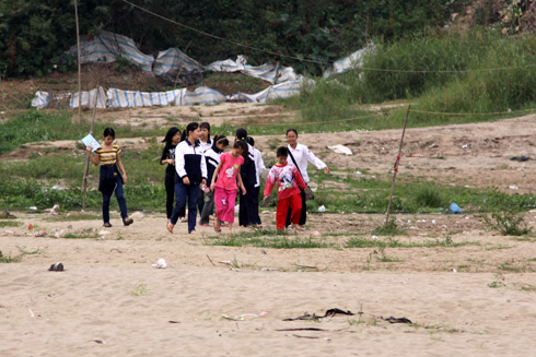 Sông Hồng cạn trơ đáy