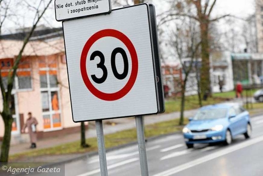 Luật giao thông: Hạn chế tốc độ ở Ba Lan. Có phải trên đường xe nhanh (ekspresówka) ta có thể chạy 120 km/h không? Không phải bao giờ cũng thế. Còn có các bẫy khác