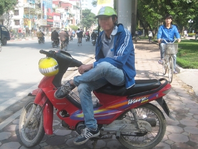 Nghịch lý ở một bộ phận người trẻ: Khi cử nhân chạy xe ôm, cắt tóc