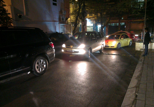 Golden Westlake chặn hầm xe vì cư dân không đóng đủ phí