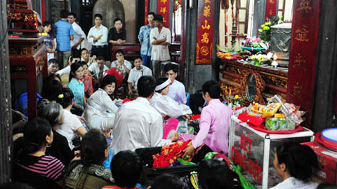 Quy định lên đồng "phán truyền" hơn cả lên đồng?