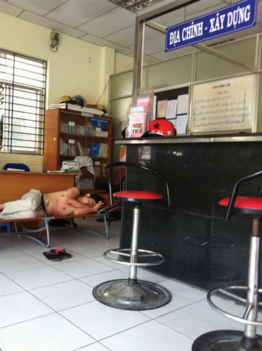 Những “cửa quan” hành dân: Điệp khúc "lãnh đạo bận họp”