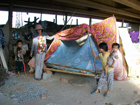 “Tiểu đội cái bang” dưới gầm cầu Sông Vệ