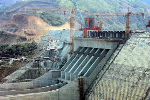 Giải tán hai tập đoàn: Ồn ào chuyện hợp - tan