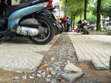 Vỉa hè bị xới tung dài dài để... chỉnh trang đô thị!