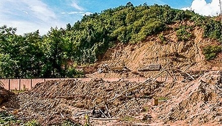 Hiệu trưởng phá nát sân trường để... tìm vàng