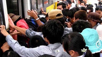 Bi hài mua vé tàu xe, máy bay dịp Tết