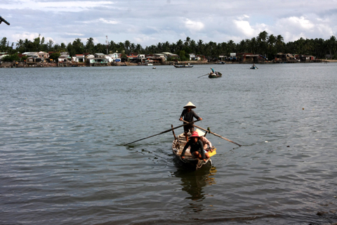 "Lấy chồng nghề biển hồn treo cột buồm..."