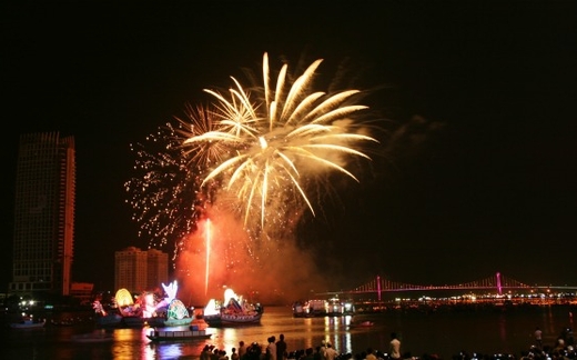 Festival, pháo hoa và... liên kết du lịch
