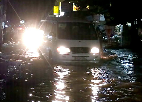 Người Sài Gòn khốn đốn với triều cường