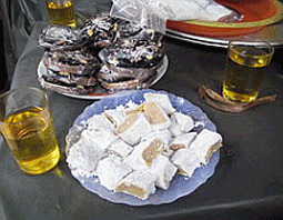 Về Kim Lũ nếm chè lam