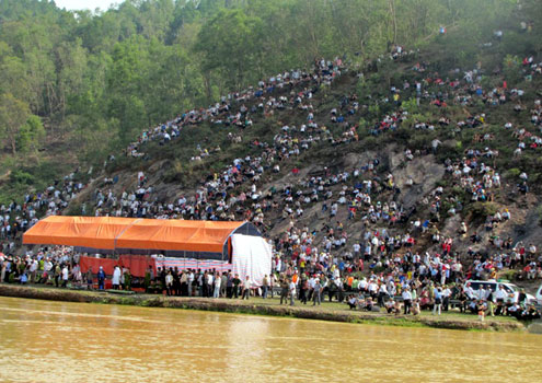 Cẩu xe khách lên bờ, tìm thấy 14 nạn nhân