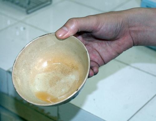 Hé lộ bí mật của chiếc bát cho gì vào cũng ngọt