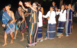 Luật tục núi rừng - Kỳ 2: Nước mắt đàn ông