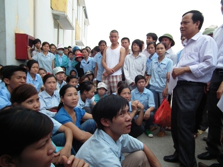 Phút kinh hoàng của bà bầu 7 tháng bị ô tô lao tới đâm
