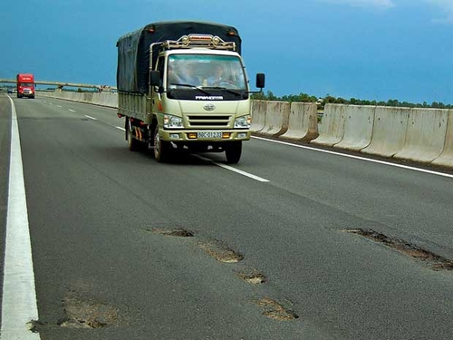 Đường cao tốc TP.HCM – Trung Lương: Ôtô vừa chạy vừa... bay
