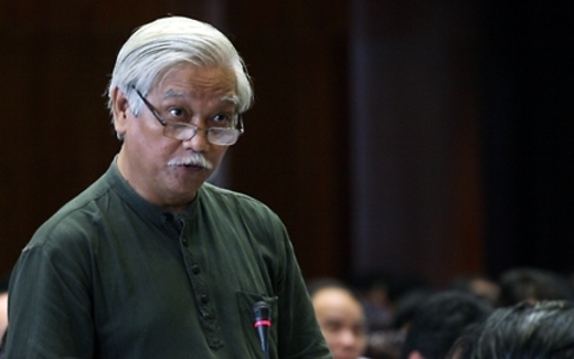 Thời hoa đỏ và... thời nhận lỗi