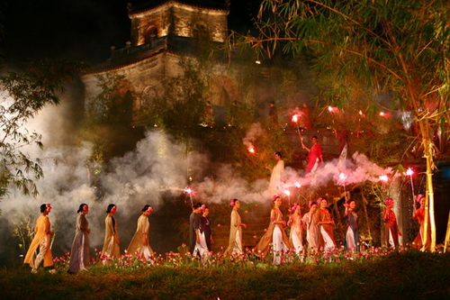 Mãn nhãn với chùm ảnh lễ hội áo dài “Vọng thiên niên”