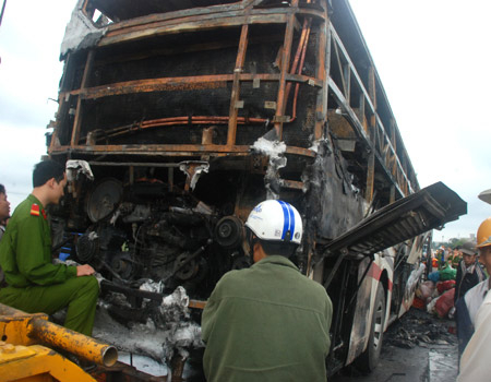 Xe khách hai tầng bốc cháy, 33 người thoát chết