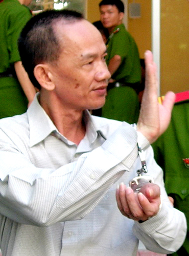 Các 'quan' đánh cờ tiền tỷ mắt đỏ hoe lĩnh án