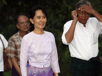 Bà Aung San Suu Kyi trở lại làm việc