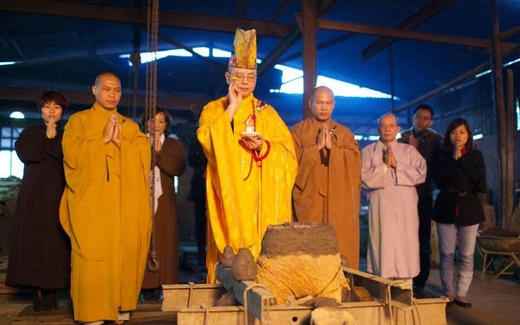 Lễ đúc chuông chùa Nhân Hòa