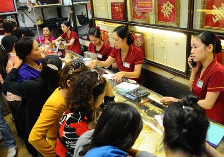 SJC đang vừa đá bóng, vừa thổi còi?