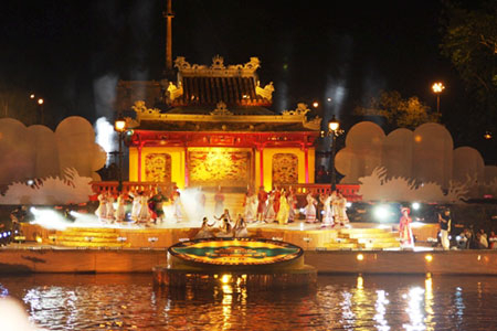 Xuôi thuyền khám phá “Huyền thoại sông Hương"