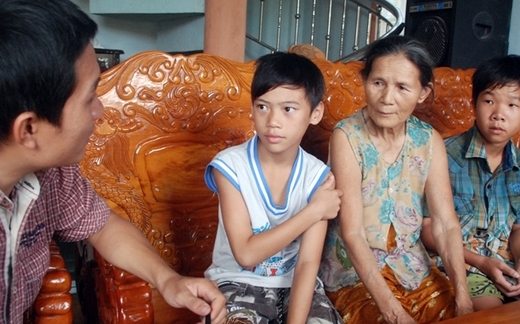 Rời làng mà đi: Nửa làng đi Lào