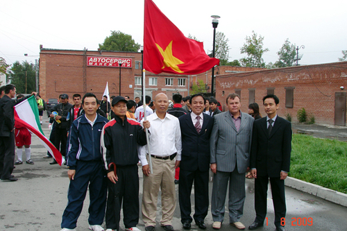 Đội tuyển Việt Nam tại Ekaterinburg tham gia Giải bóng đá chào mừng Ngày Lễ Những Người Xây dựng toàn Nga