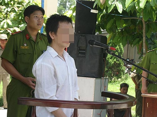 Nhức nhối nạn côn đồ áo trắng