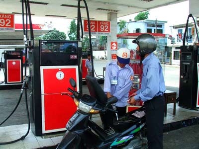Giá xăng dầu: "Ngoài" giảm, "trong"... chưa!