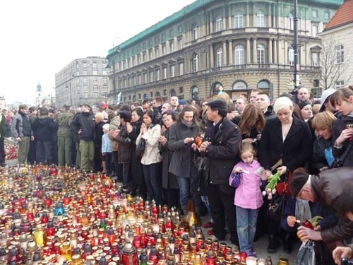 Cộng đồng Việt Nam tại Ba Lan đặt hoa tưởng nhớ Tổng thống Lech Kaczynski và những người tử nạn ở Smolensk